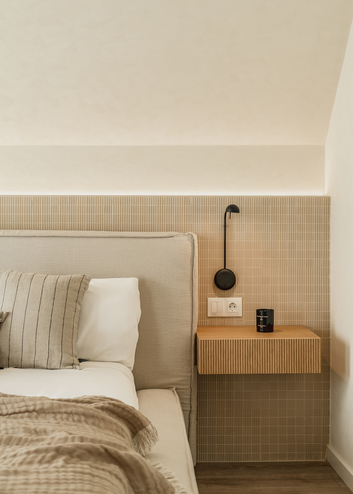 DORMITORIO_CABECERO_MOSAICO_ONDULADO_RAW_YESO__3AINTERIORISMO_FOTO_DAVID-MONTERO-8