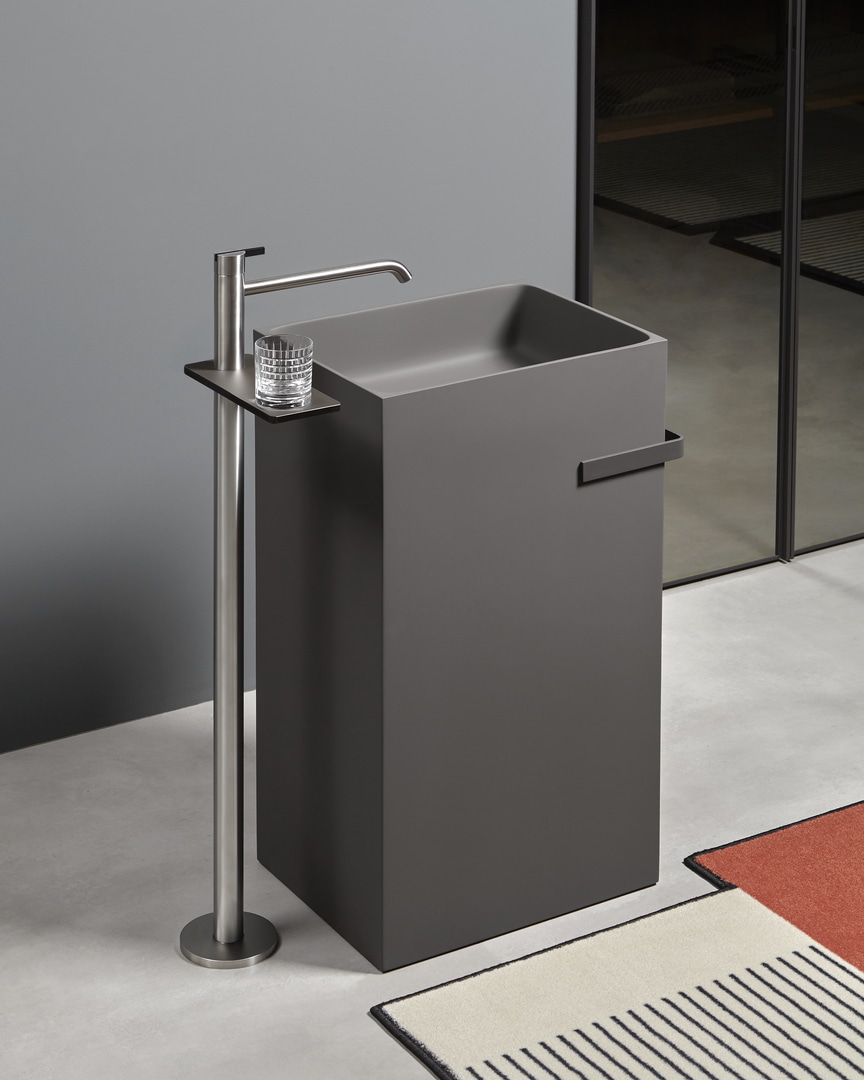 02_al_showroom_2023_01_04_essentia_05_manetta_acciaio_leva_nera_mensola_arredata_1683710636783