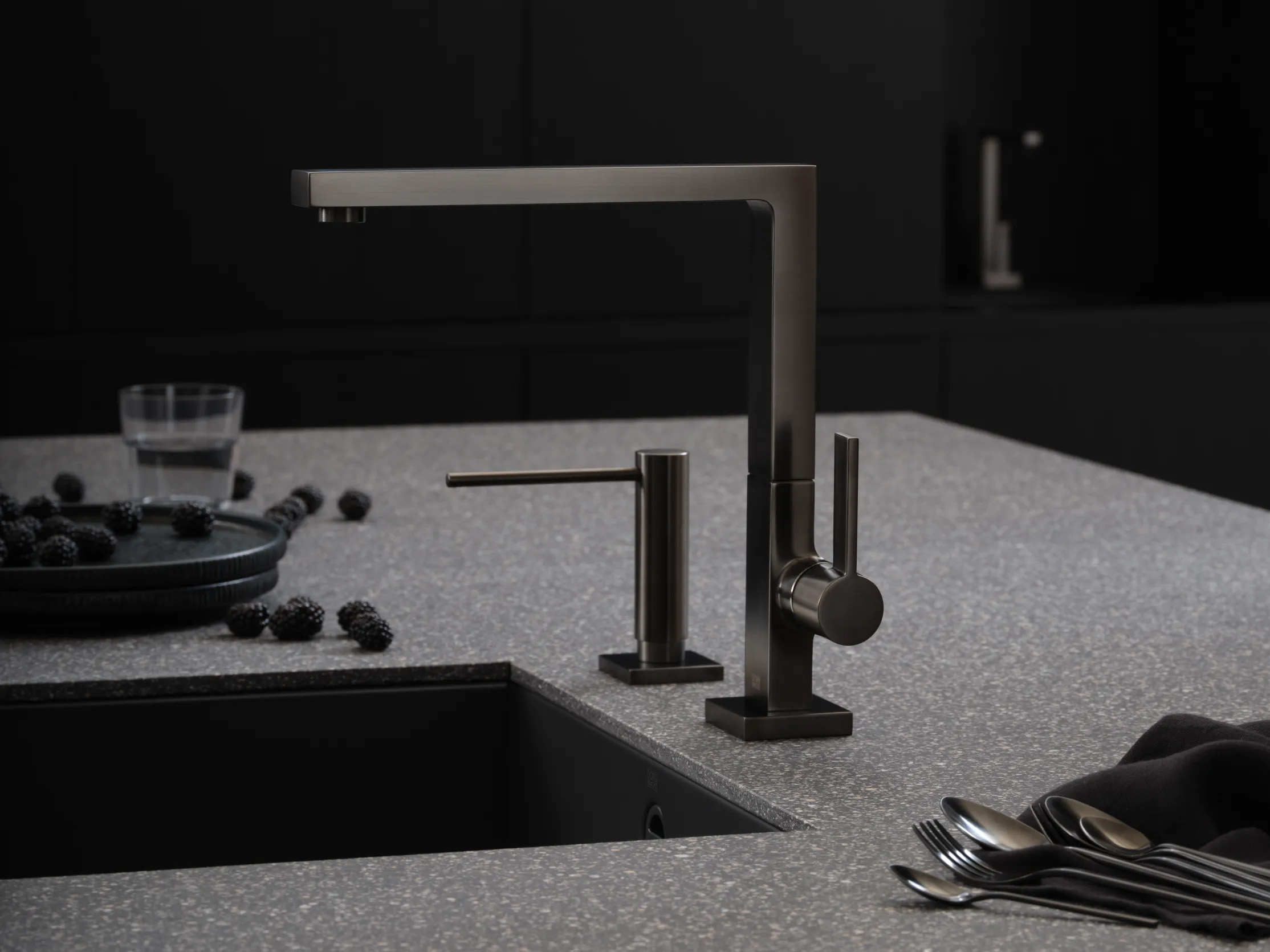 LOT_Brushed-Platinum_02
