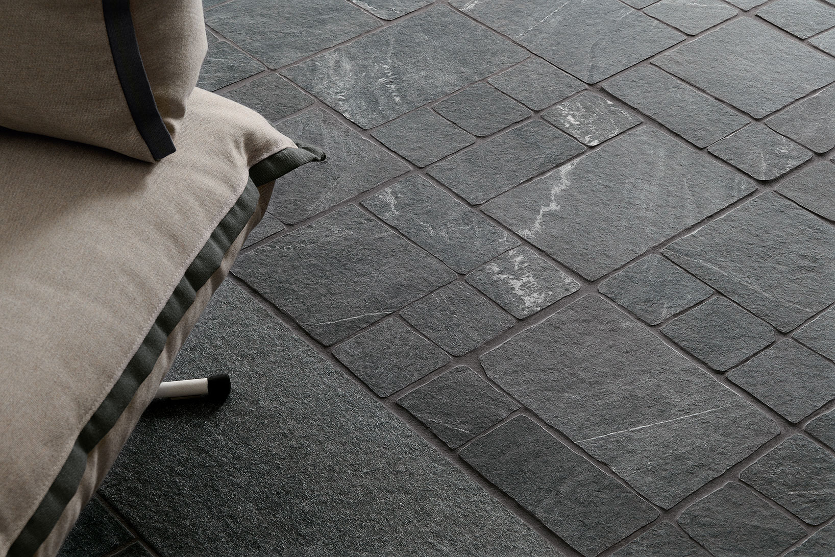 Piastrelle-da-esterno_Ceramiche-Coem_Cardoso_Antracite-Strutturato-2