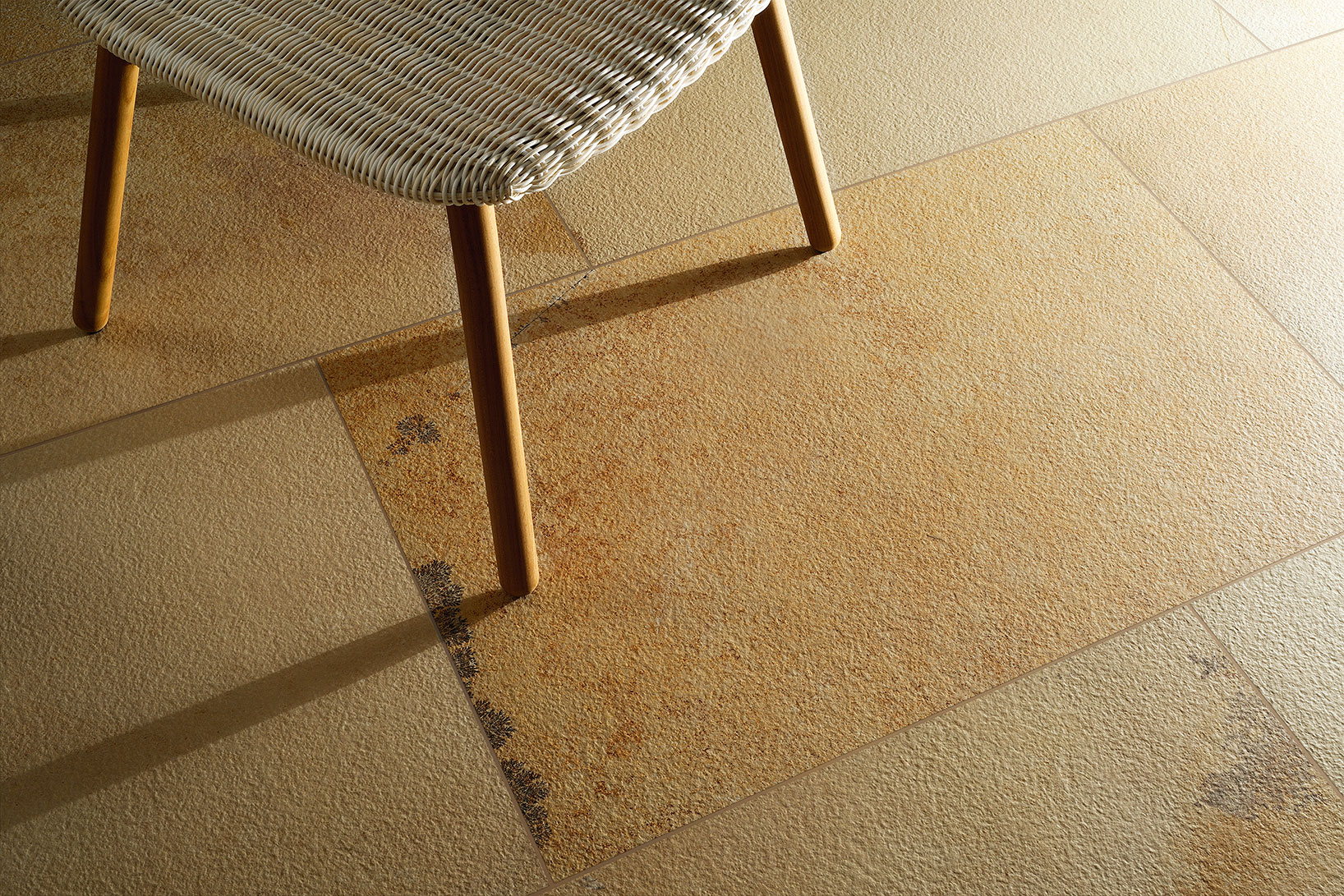 Piastrelle-gres-porcellanato_Ceramiche-Coem_Fossilia_Dorato-604x906-1