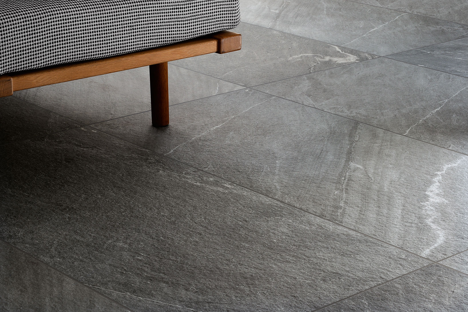 Piastrelle-per-pavimenti-interni_Ceramiche-Coem_Cardoso_Grigio-Scuro-60x120-Strutturato-1