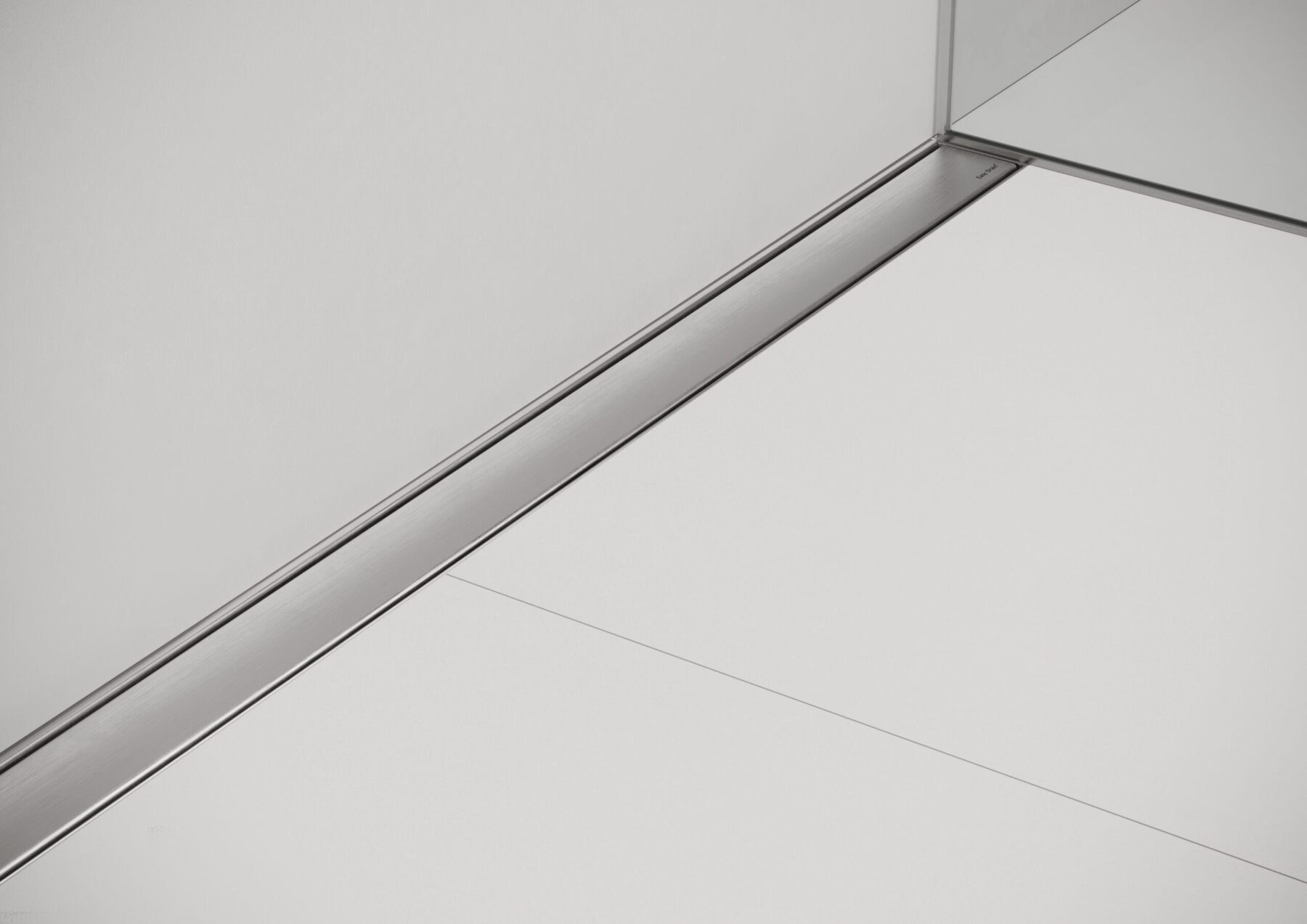 shower-drain_mood-close-up_easy-drain_compact-wall_zero_stainless-steel_02-scaled-1800x0-c-center