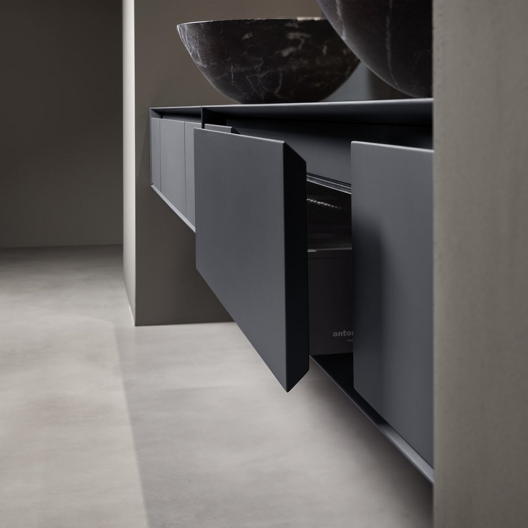 07_al_showroom_2024_01_10_simplo_tondo_grigio_lavico_su_pantarei_06_cassetto_aperto_1711362112772