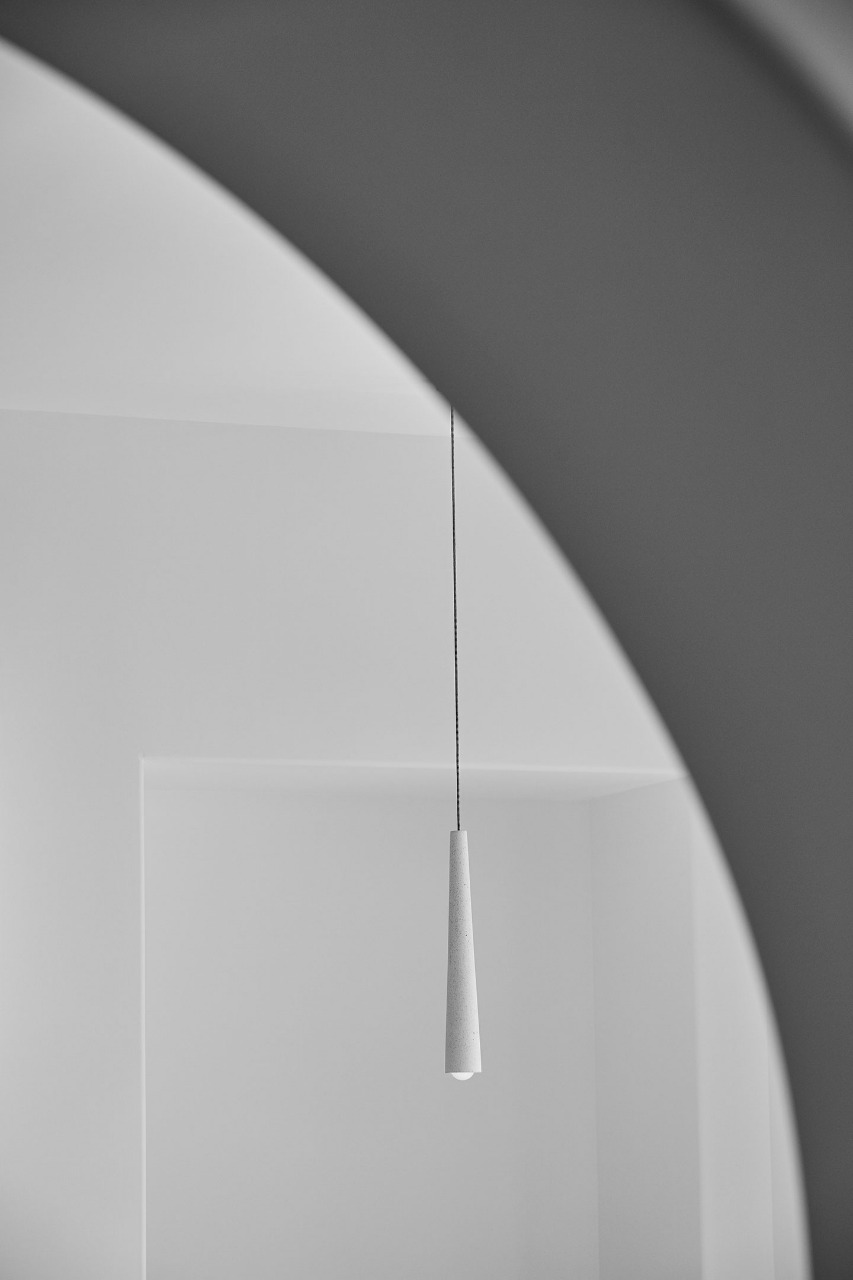 IGNIS_NOX_Grey_Urbi_et_Orbi_Hangelampe_-aus_-Beton_black_thiraGAL
