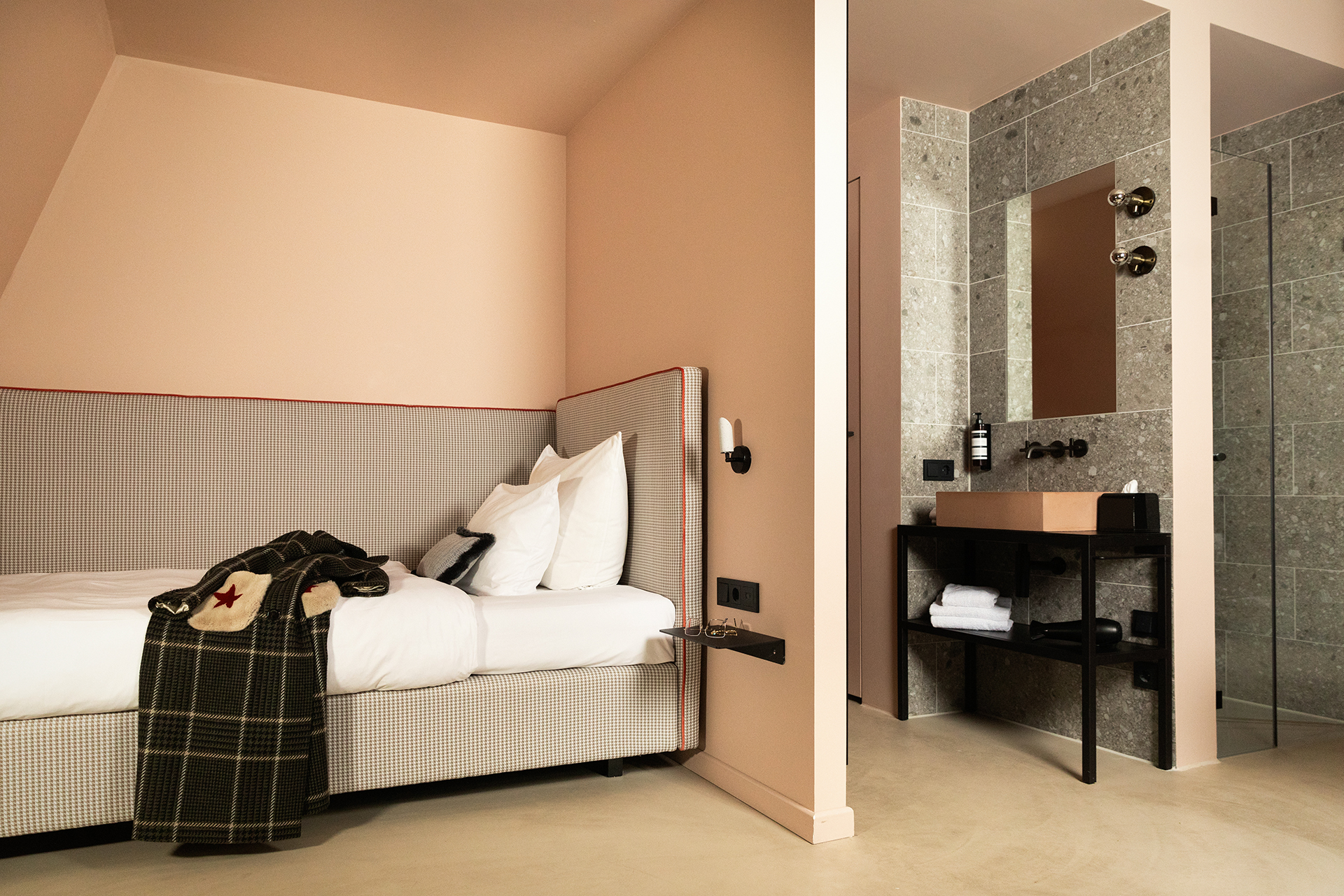 MACEO_W_cement_wall_lamp_Urbi_et_Orbi_Miano-Hotel