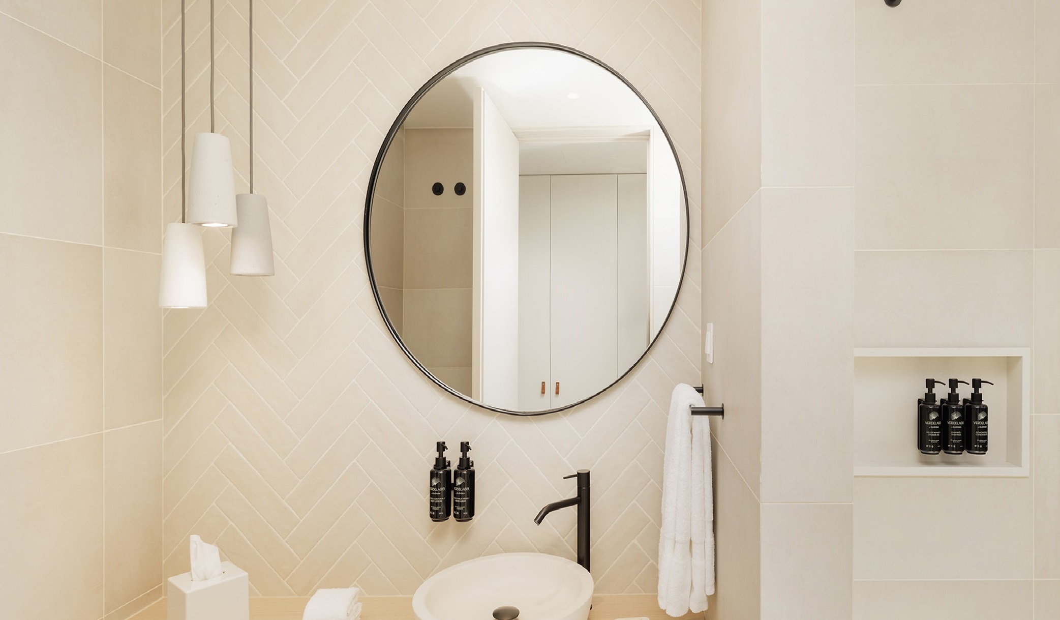 phari_concrete_pendant_lamp_Verdelago_hotel-lowres_GAL