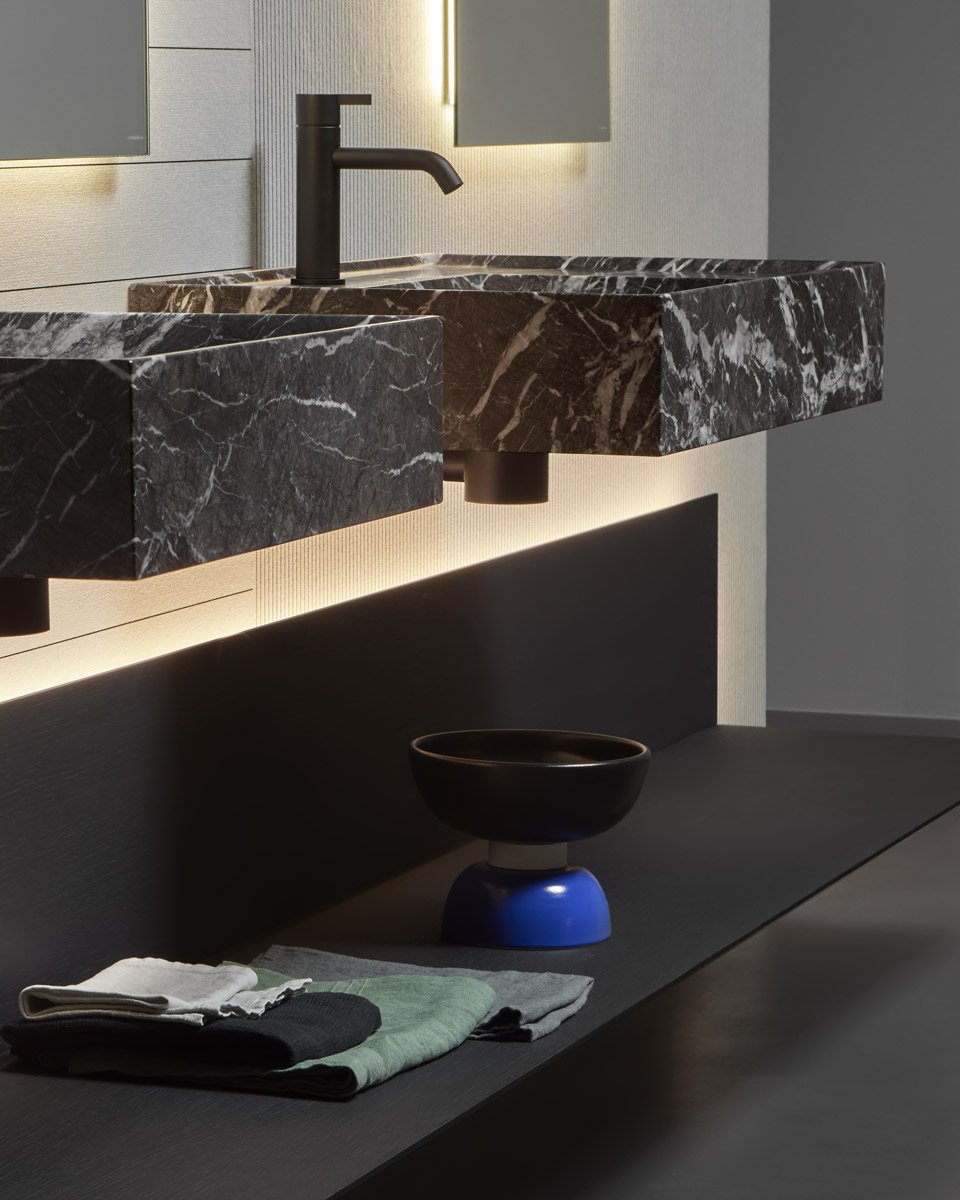 05_al_showroom_2024_01_09_gesto_e_graffio_grigio_lavico_mensola_ala_09_variante_1711359498700