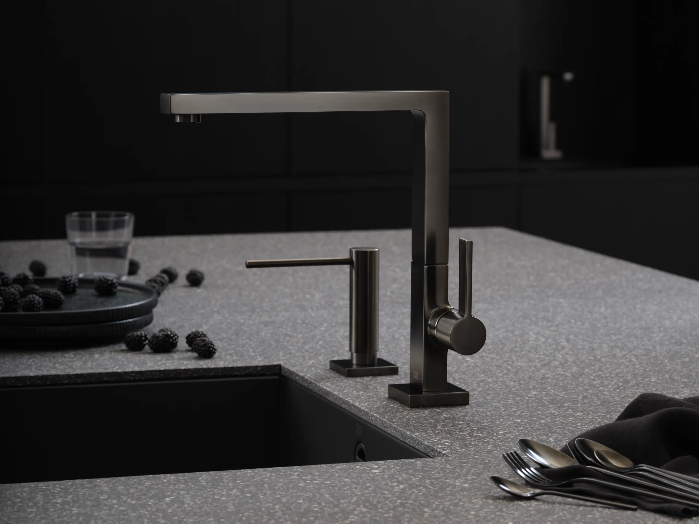 LOT_Brushed-Platinum_02