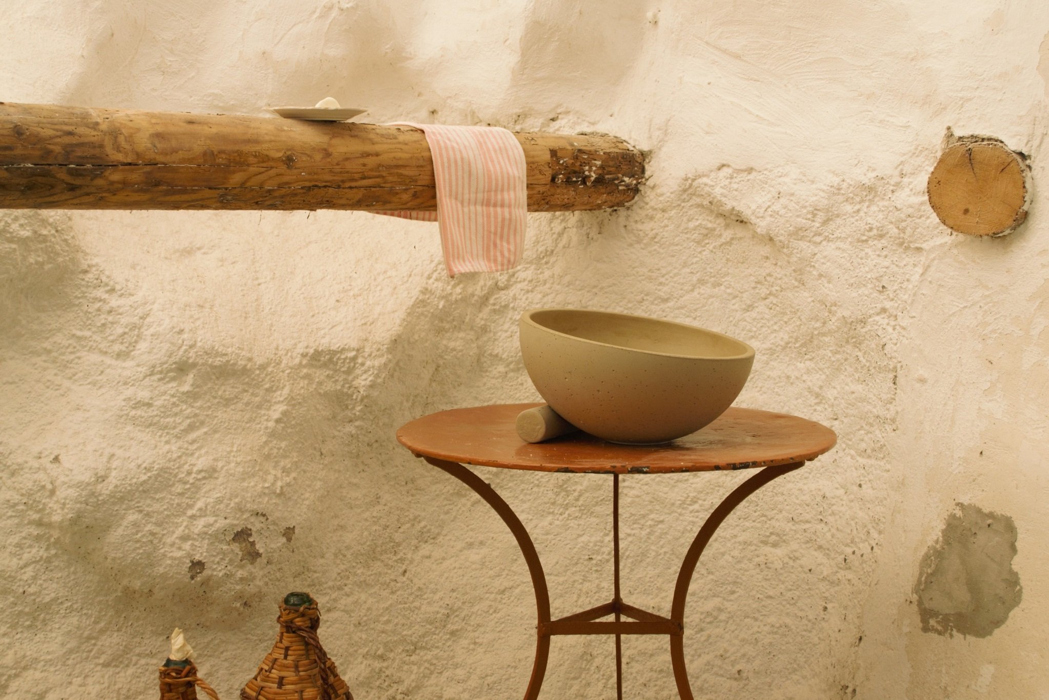 OBLIQUO_anthracite_by_Valentino_Marengo_for_Urbi_et_cement_sink_banner_