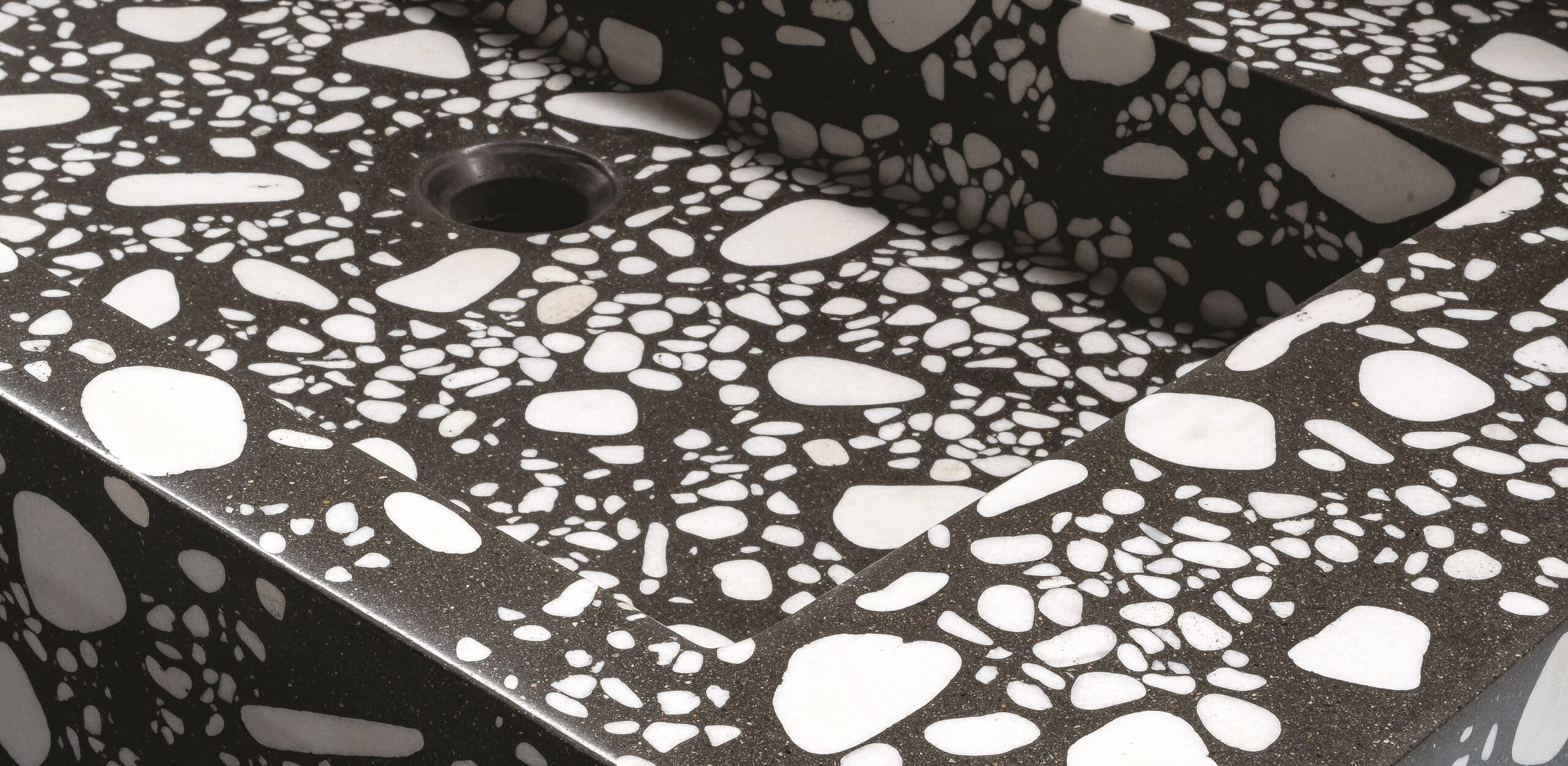 PLURA_detail_black_terrazzo_Urbi_et_Orbi_lavabo_de_cemento_GAL-scaled