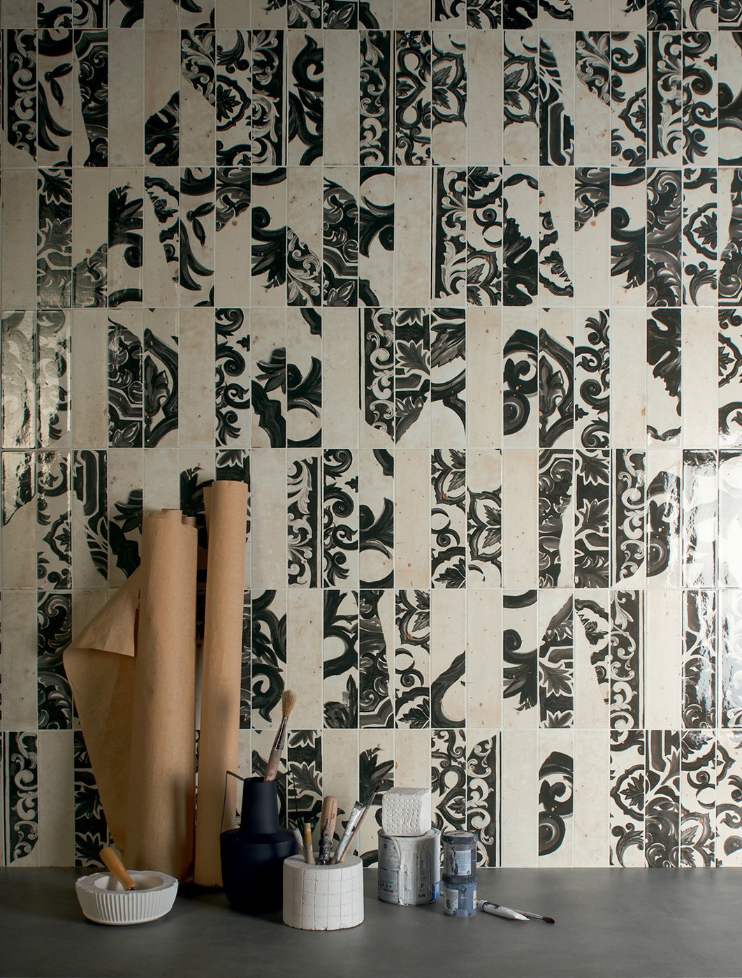 generated_Fregio_Nero_Maiolica_Ambiente_Verticale.jpg.1400x1400_q85